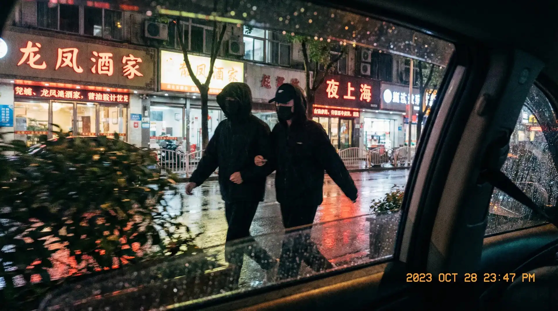 母上攻略第一版本 - 顶流明星深夜密会现场抓拍照片